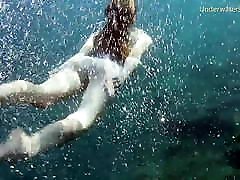 adolescent salopes nager nu et seul