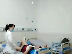 asiático médico folla paciente en la cama del hospital
