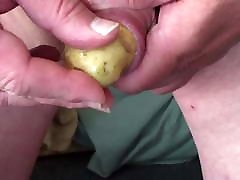 крайняя плоть с картофелем и ножницами