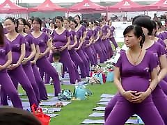 गर्भवती एशियाई महिलाओं के योग गैर अश्लील कर रही