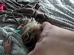 блондинки домохозяйки делят член в любительском сексе свингеров втроем