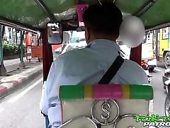 tuktukpatrol, миниатюрная тайская подросток измельчает ее волосатый бобер