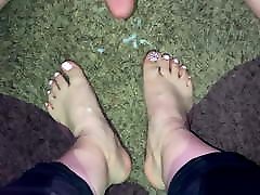 Much needed new silpeck on hot amateur Latina feet Feet Cumshot