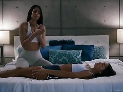 佐伊布鲁姆和Dana狼-女同性恋按摩5场景3-一个友好的触摸