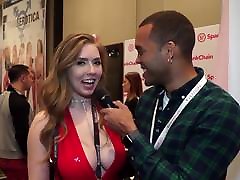 这个幸运的家伙得到采访莉娜保罗在一个AVN色情公约