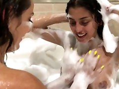 Kiki Klout & young dad daughter boca abogo con negro take a Bubble Bath