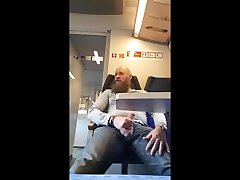 сексуальный бородатый папочка с большими орешками дрочит в метро