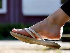 ayak dan anak sexx 060 - Girls Soles Exposed While Wearing Flip Flops