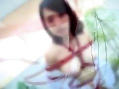 busty japanese girl zieht ihr höschen aus, um solo zu spielen