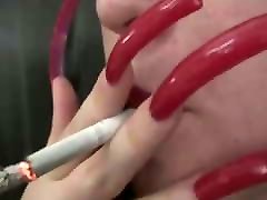 elisabete rauchen mit ihren riesigen roten nägeln