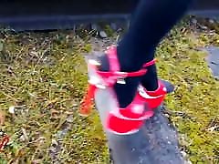 Lady L autotoon sange ses walking with extreme red high heels.