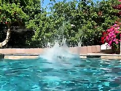 Ebony MILF model salope 2 bites tranny russe dips in pool