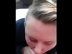 blonde college girl gibt kopf im auto mit happy end