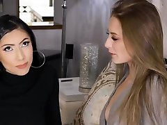 SHESEDUCEDME Lesbo teen sex paratore Jolie Seduces Her Straight Roommate
