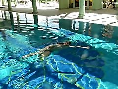 Hot US blondie Lindsay Cruz swims naked in hidden cam inside pool