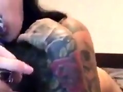 Tattoo xxx girls milk boy video mit dicken Titten