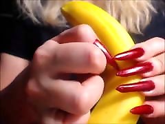 katiegodess longs ongles rouges pointus sctratching banane