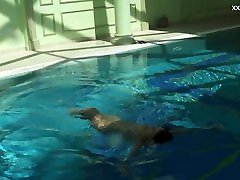 pulchna laseczka puzan bruhova pływa nago w basenie