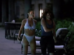 Denise Richards and Neve Campbell, lesbian action in the pool