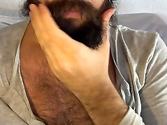 stroking my beard close up mesã¡ndome la barba de cerca