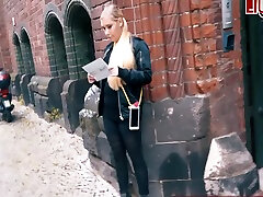 जर्मन द्वि-सेक्सी big asd asia के साथ उठाता है युवा russian beautiful white girls xpron सुनहरे बालों वाली सड़क पर कास्टिंग