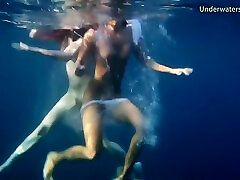 समुद्र में पानी के नीचे युवा लड़कियां तैराकी नंगा