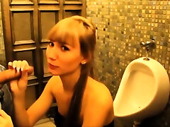 Jolie couple Russe senvoie en lair dans les toilettes dun