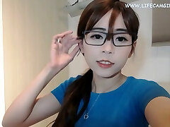 युवा 18 साल पुराने एशियाई लड़की से पता चलता है उसे जाँघिया में ऑनलाइन वीडियो प्रसारण