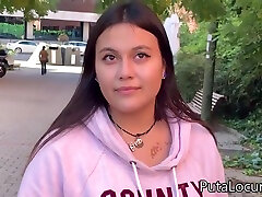 una adolescente latina inocente folla por dinero