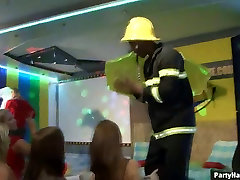 Pompier décapant danses.