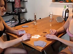 米拉和琳达脱衣扑克和第一次女同性恋手指
