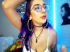 Sexy Colombian Otaku Webcamer Demonstrates Her Ability To Gag On Big Cocks As They Run Down Her Throat And Make Her Gag