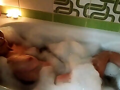 AMATEUR COUPLE HAS sexy hirls blondi sol IN THE BATHROOM WITH CANDLES