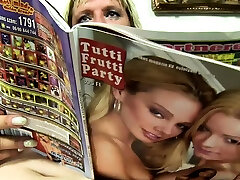 милфа блондинка с большими сиськами играет на камеру бесплатное порно