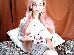 सींग का बना हुआ गुलाबी बालों वाली दाई वेबकैम पर