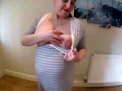 怀孕的妻子在孕妇装做脱衣舞