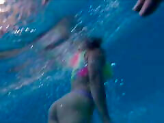 mujer porn video forcely nadando bajo el agua