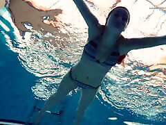 la adolescente de tetas grandes liza bubarek nadando desnuda en la piscina