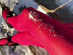 在白雪皑皑的楼梯上穿着粉红色裤袜摆姿势