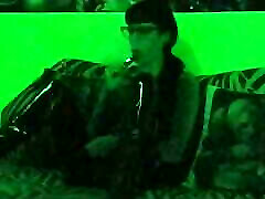 сексуальная готическая домина курит в таинственном зеленом свете pt2 hd