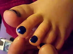 playing with gf’s field goal mother forced young male feet and toes, foot massage