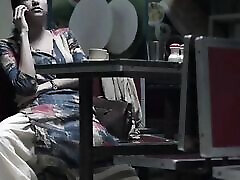 mädchen neckt kellner im restaurant – web-serien-szene