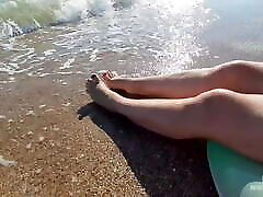 मालकिन anita ossain bold नंगे पांव गर्मियों में समुद्र तट पर
