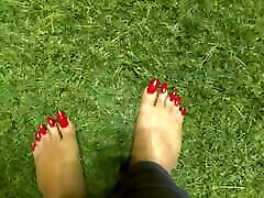 lange rote zehen auf gras