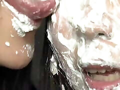 chicas japonesas besándose y recibiendo pasteles
