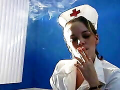 enfermera española toma un descanso para fumar