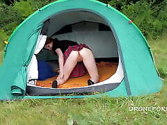 gingembre nudiste doux dans la tente