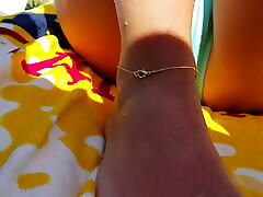 gf muestra las líneas del coño y el dedo del pie de camello en bikini mojado en la piscina