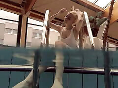блондинка окунева с бритой киской плавает под водой