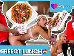 I fuck a delivery guy while eating pizza! SEXYBUURVROUW.com